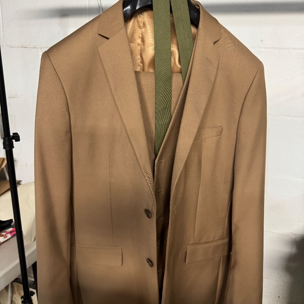 Men's 3 pc Suit - Braveman Carmel color size 40R with Green Tie- only worn once
